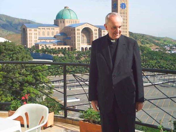 Recepção do Hotel Pousada do Papa com o Santuário Nacional ao fundo